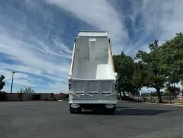 Peterbilt 335  5