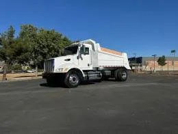 Peterbilt 335  6