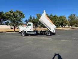 Peterbilt 335  15