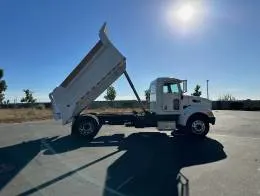 Peterbilt 335  16