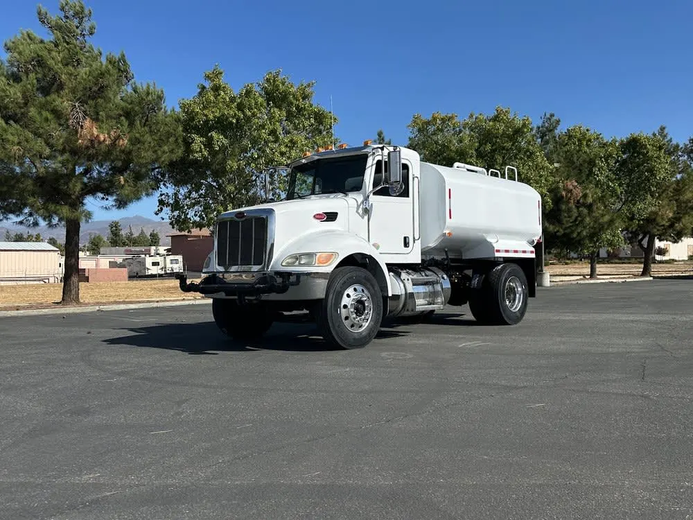 Peterbilt 337  3