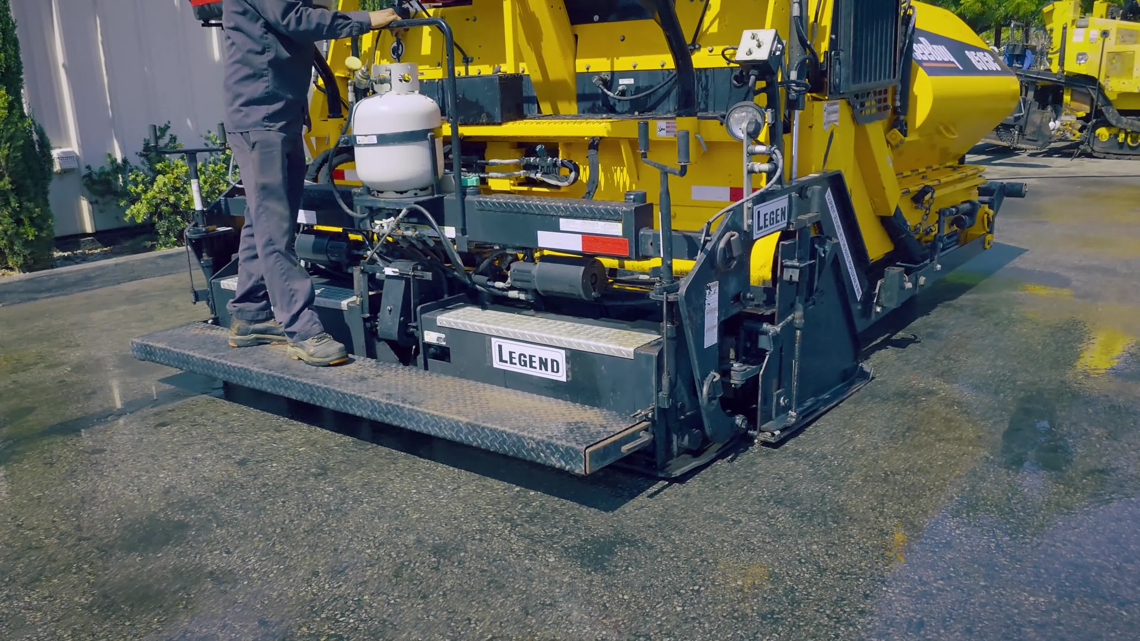 LeeBoy 8515C Asphalt_Pavers 10https://equipx.com/PlayVideo.svg