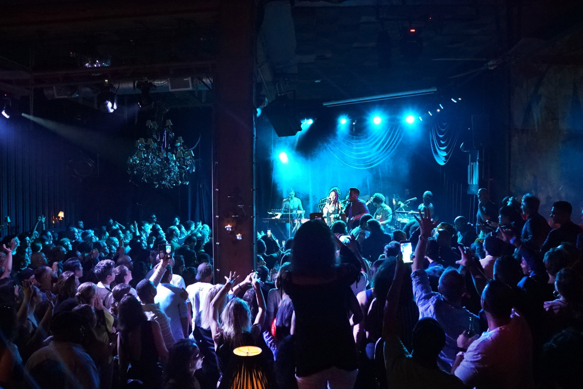 Photo 1 of 4: Drom