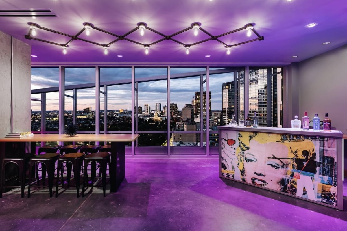Photo 1 of 4: Bar Moxy