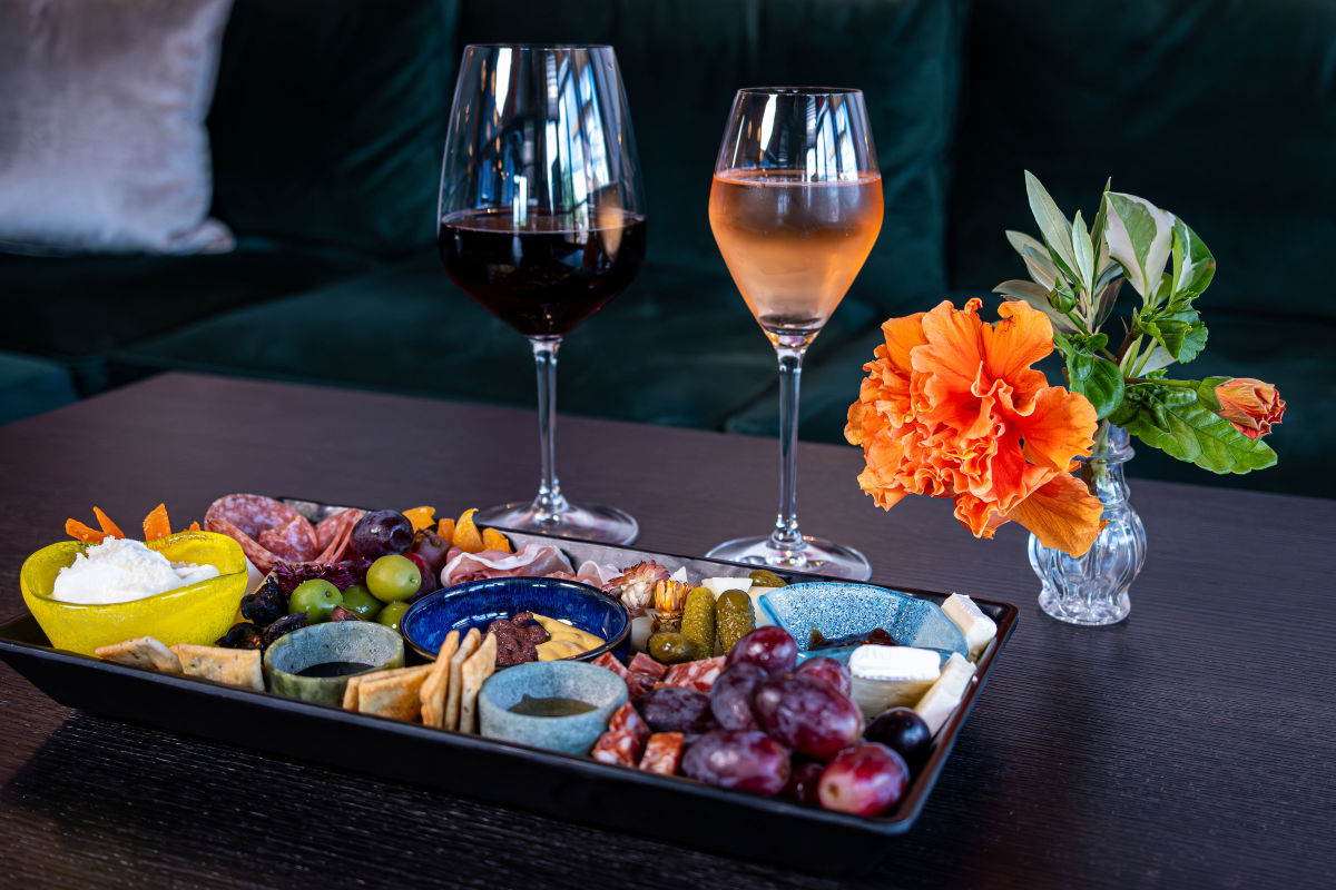 deVine Wine Lounge
