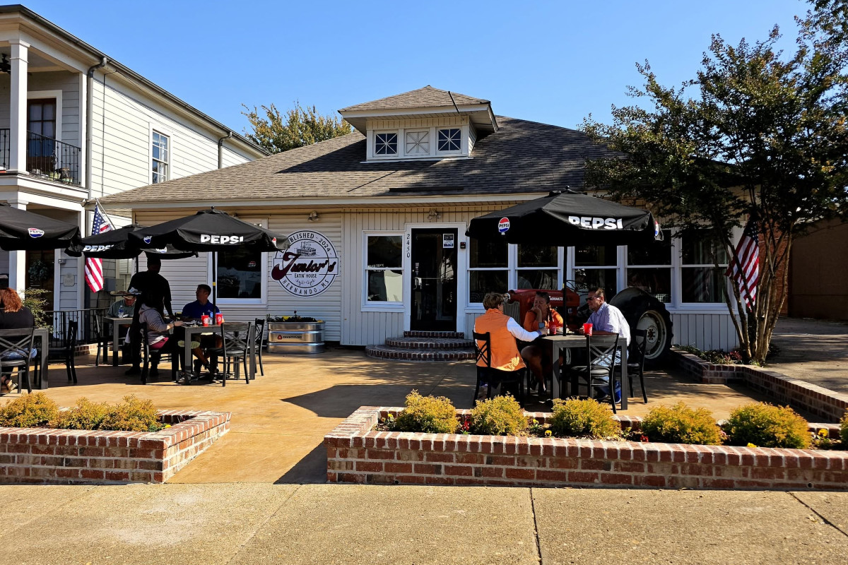 Photo 1 of 4: Junior's Eatin' House