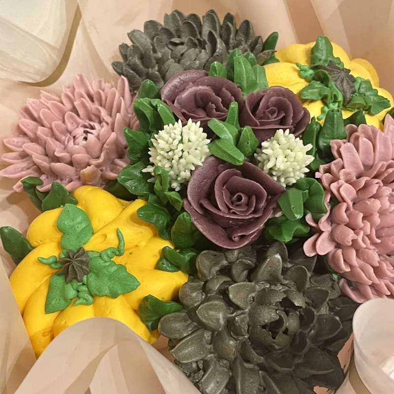 Beautiful flower-topped cupcakes - Custom flower cupcakes in Vancouver by Cakeaboo