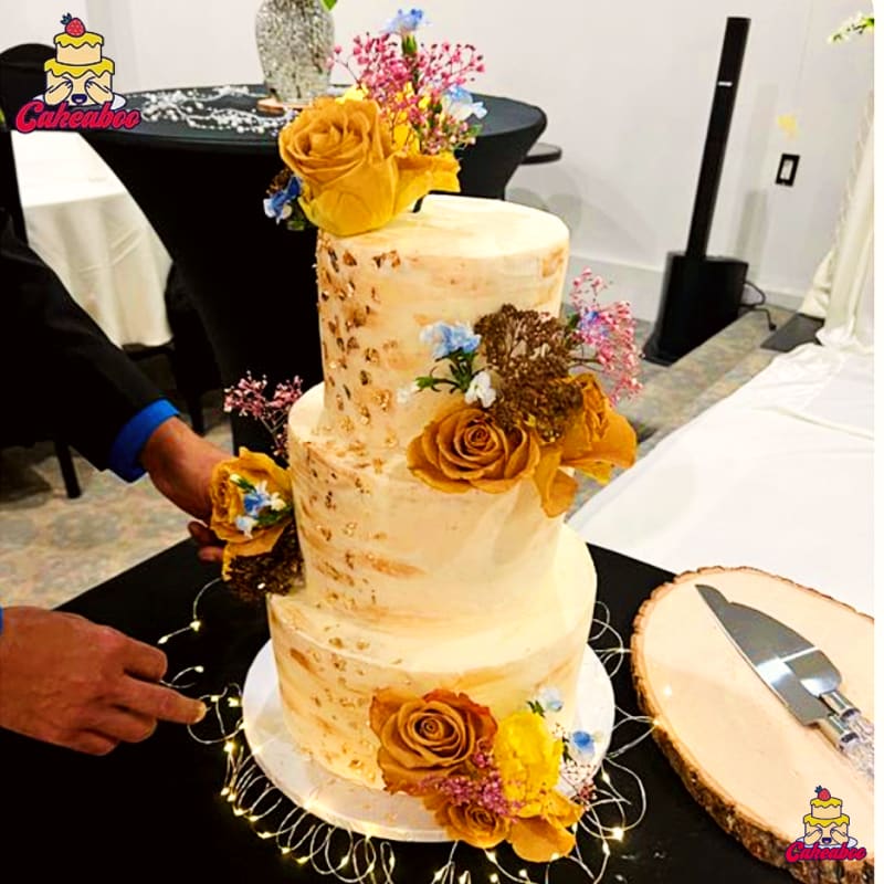 Sophisticated wedding cake design - Custom wedding cake in Vancouver by Cakeaboo