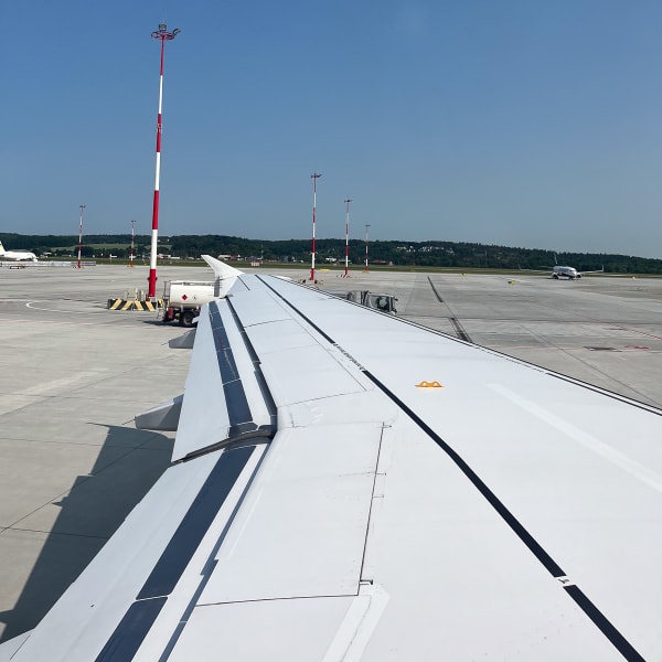 Airplane wing