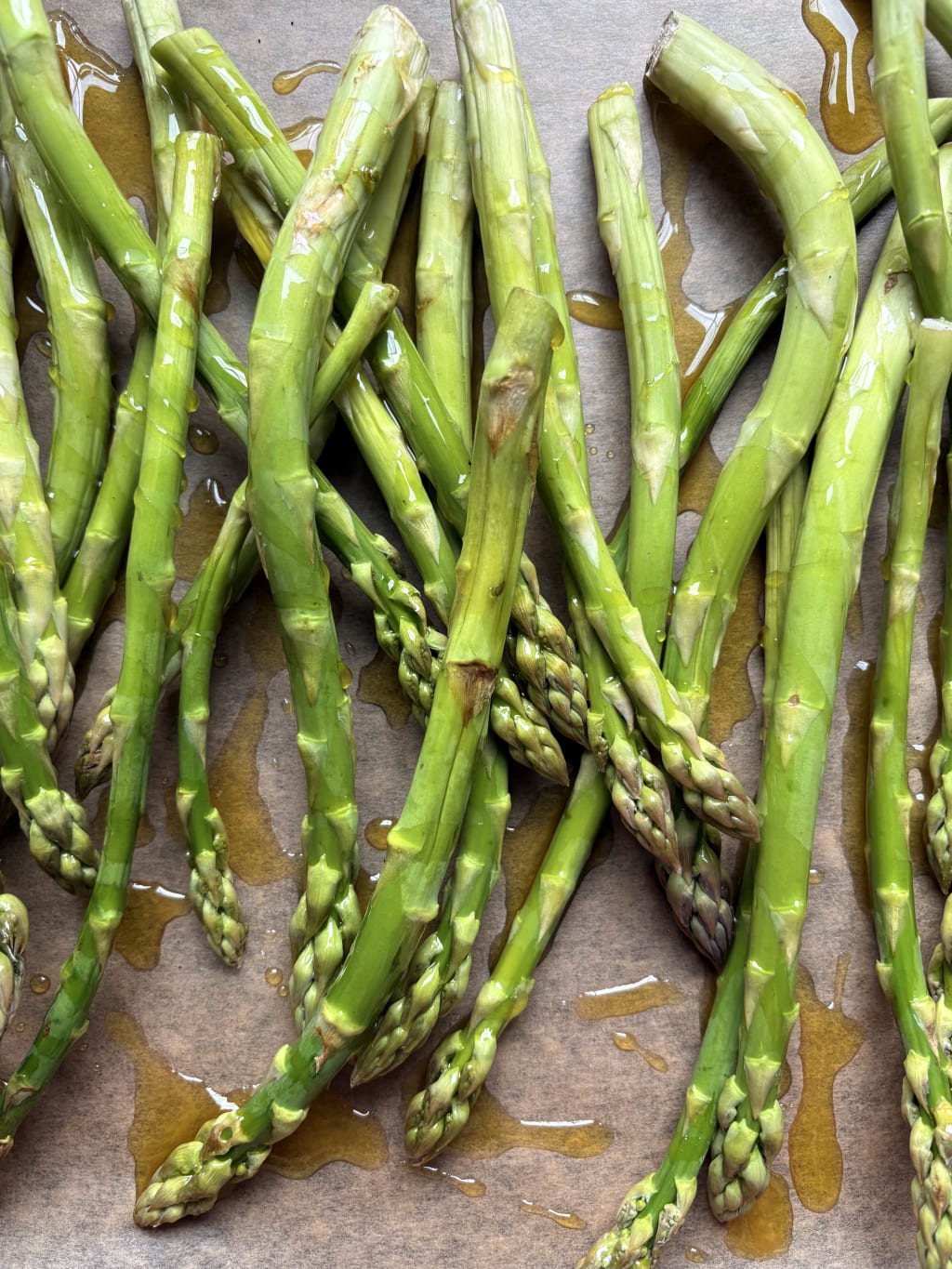 Titelbild zu Grüner Spargel: Frisch, gesund & vielseitig – ein echtes Frühlingshighlight