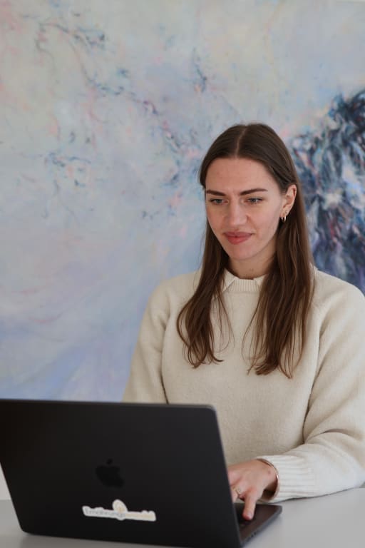 Friedericke Kirsten am Laptop