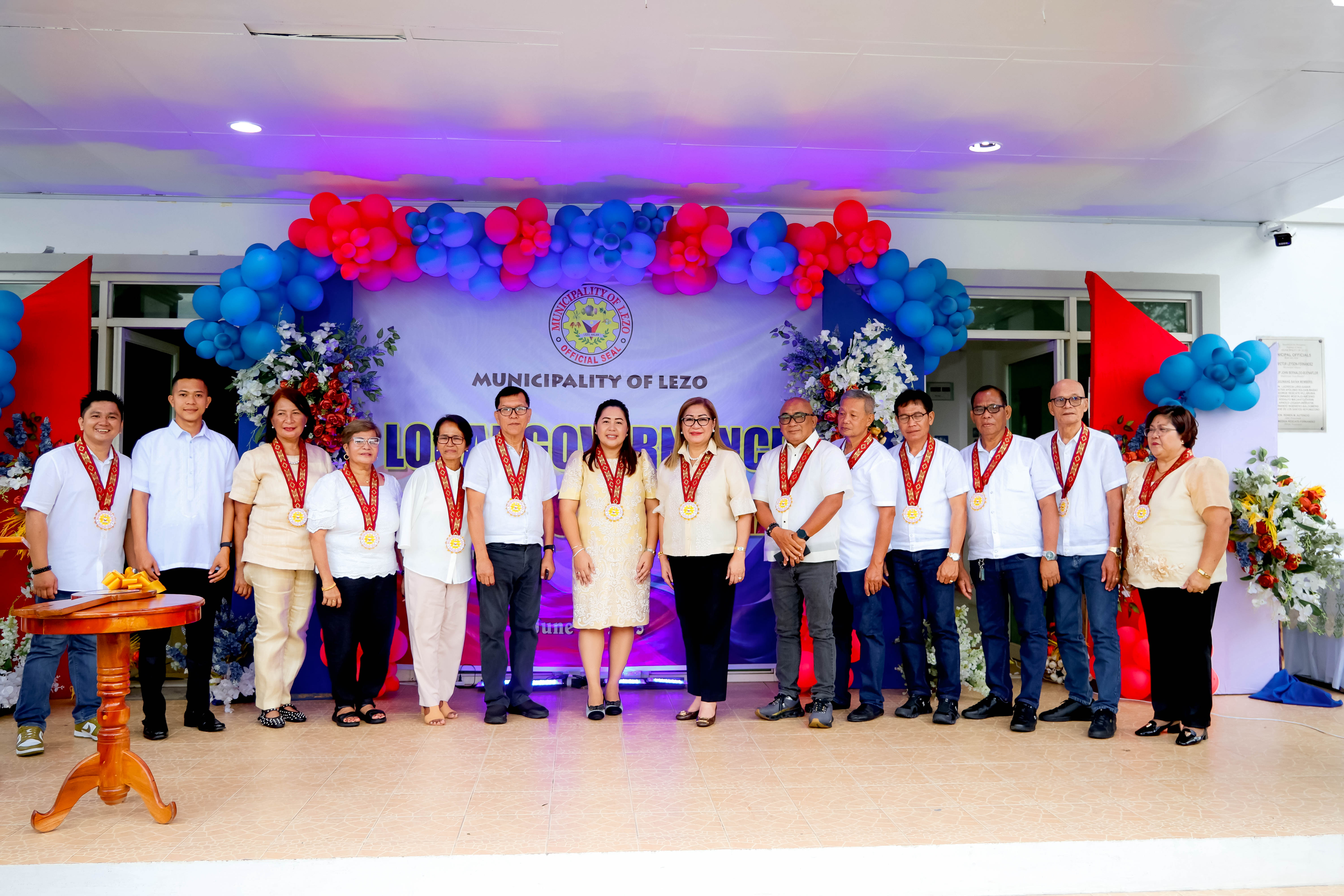 Newly elected and outgoing Municipal Officials.