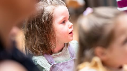 Babaszínház // Aranyszamár Bábszínház: Körforgás- rezgés kicsiknek