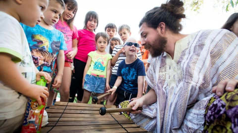 Little Ears – Angol, zenés foglalkozás a legkisebbeknek Danny Bainnel