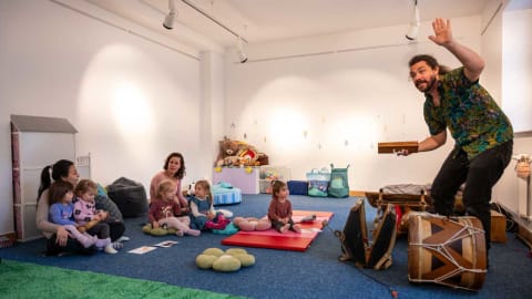 Little Ears – Angol, zenés foglalkozás a legkisebbeknek Danny Bainnel