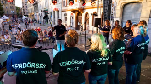 Könnyed, nyári jótékonysági koncert a Budapesti-Rendőr-főkapitányság Kórusával a KULT7-ben