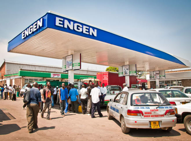 People and cars waiting for fuel.