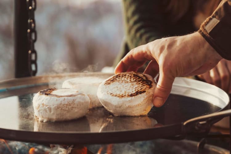 Camembert över öppen eld