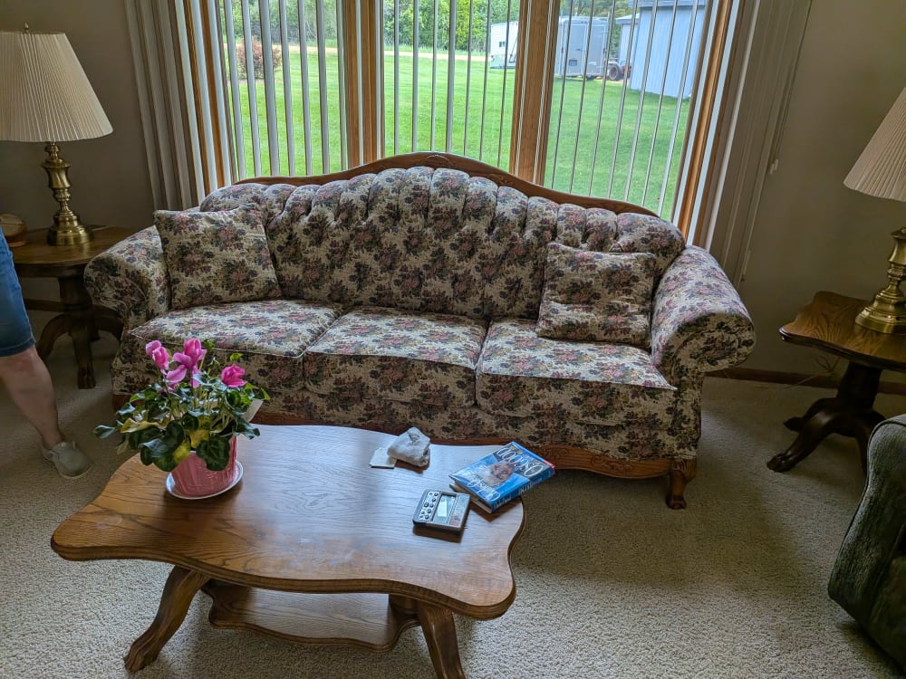 Comfortable Floral Sofa with Classic Charm Add a touch of timeless comfort to your living space with this inviting sofa. Featuring a charming floral pattern and traditional silhouette, this piece is perfect for creating a cozy atmosphere. Its plush cushioning and supportive design make it ideal for relaxing, reading, or entertaining. A wonderful opportunity to bring a soft, classic aesthetic into your home at an attractive price.