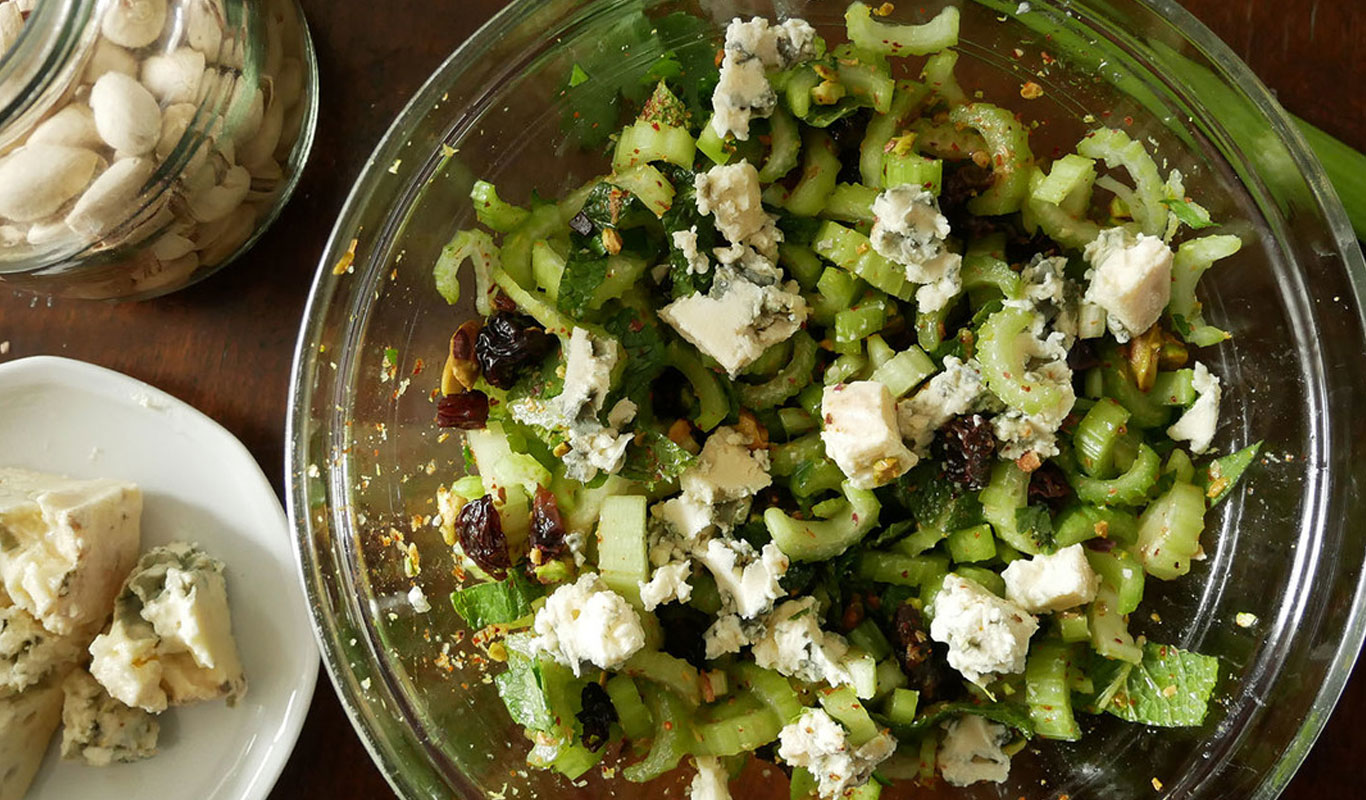 Ensalada de apio, pistachos y queso azul Ensalada de apio, pistachos y queso azul