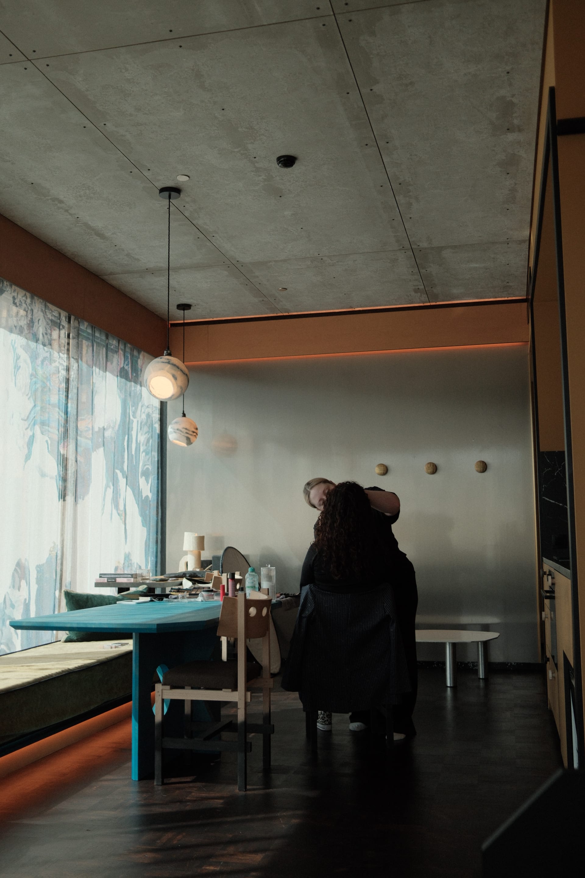 Mise en beauté en cours dans un intérieur lumineux