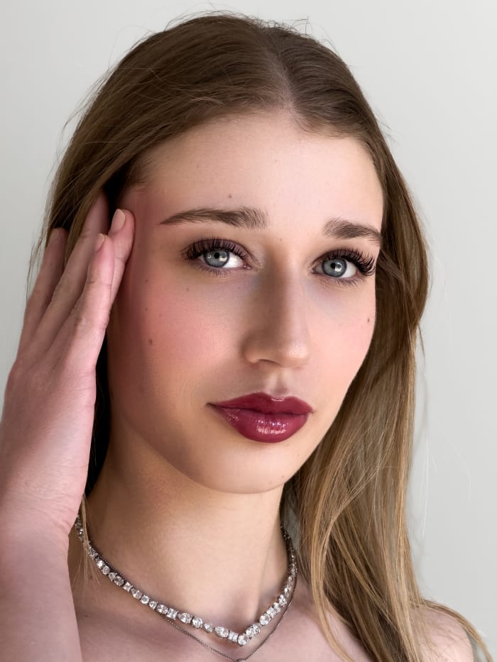 Mise en beauté avec lèvres prune et cils travaillés