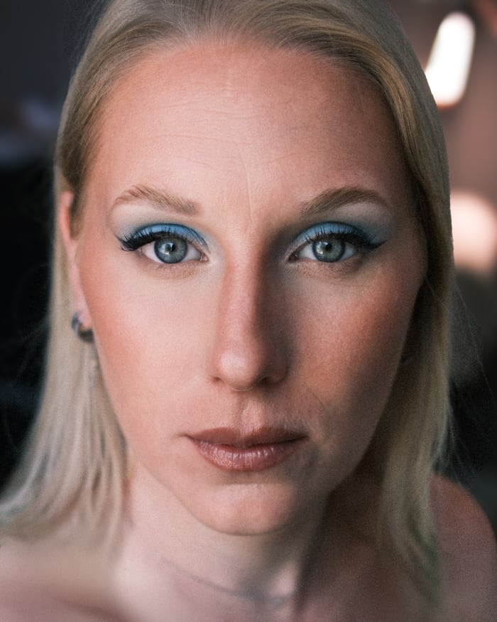 Maquillage du regard avec fard bleu
