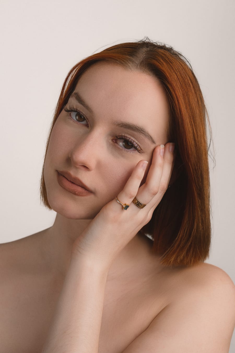 Regard naturel et cils sublimés, main posée sur le visage
