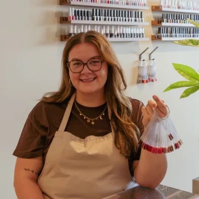 Luna, nail en pedi artist bij Nouveau Visage