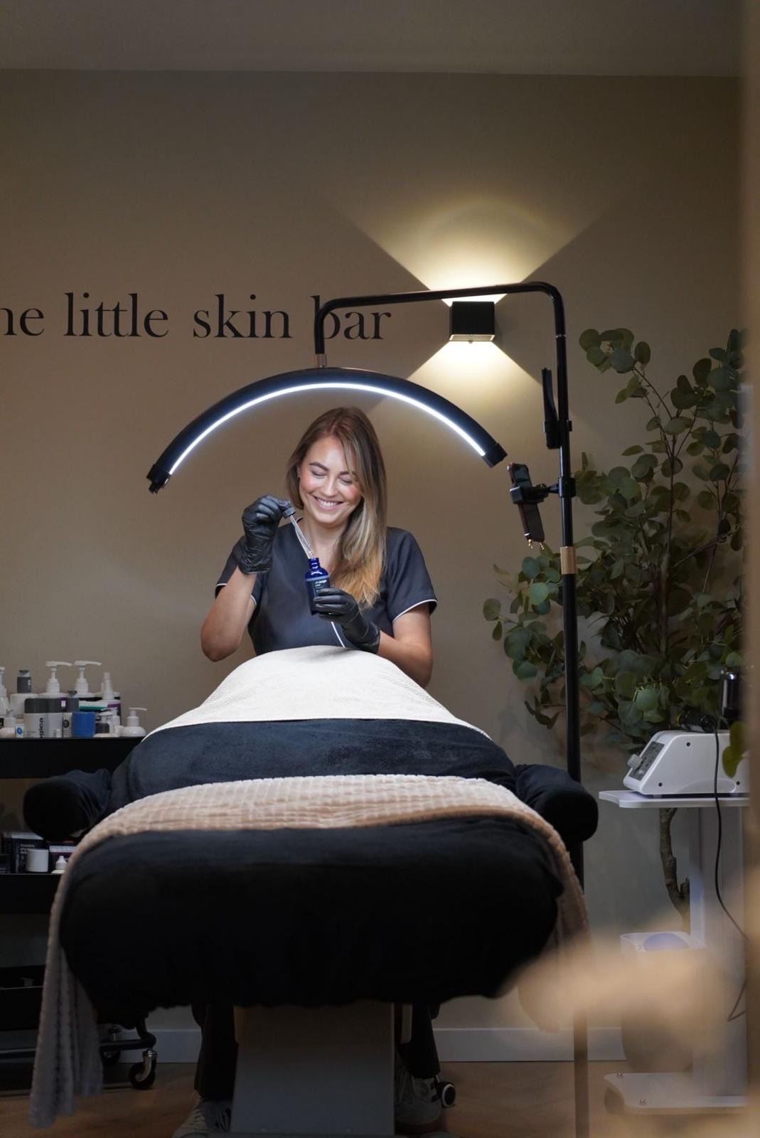 Silvana aan het werk in de behandelruimte van the little skin bar