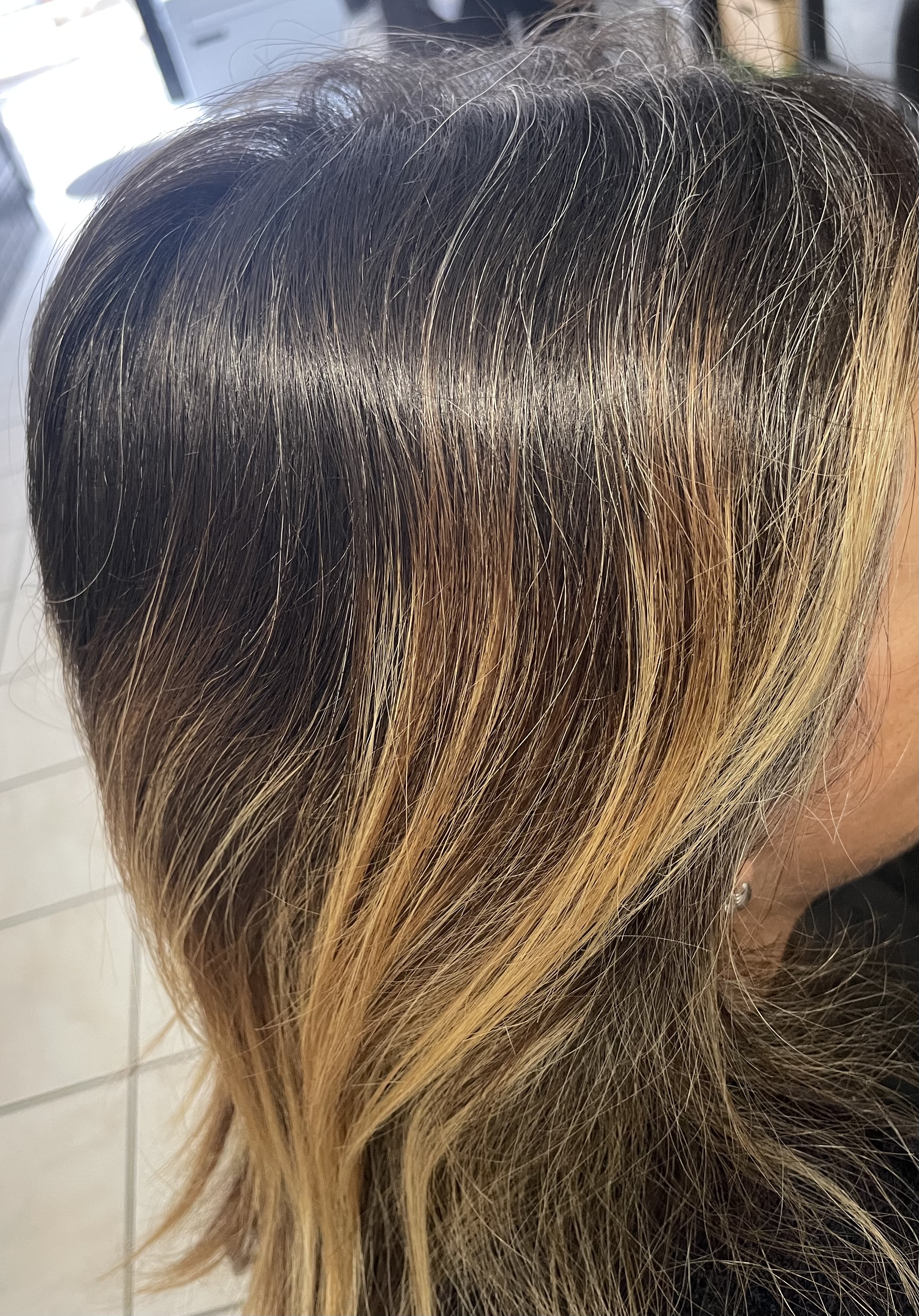 Avant : base brune avec reflets dorés et repousse grise naturelle
