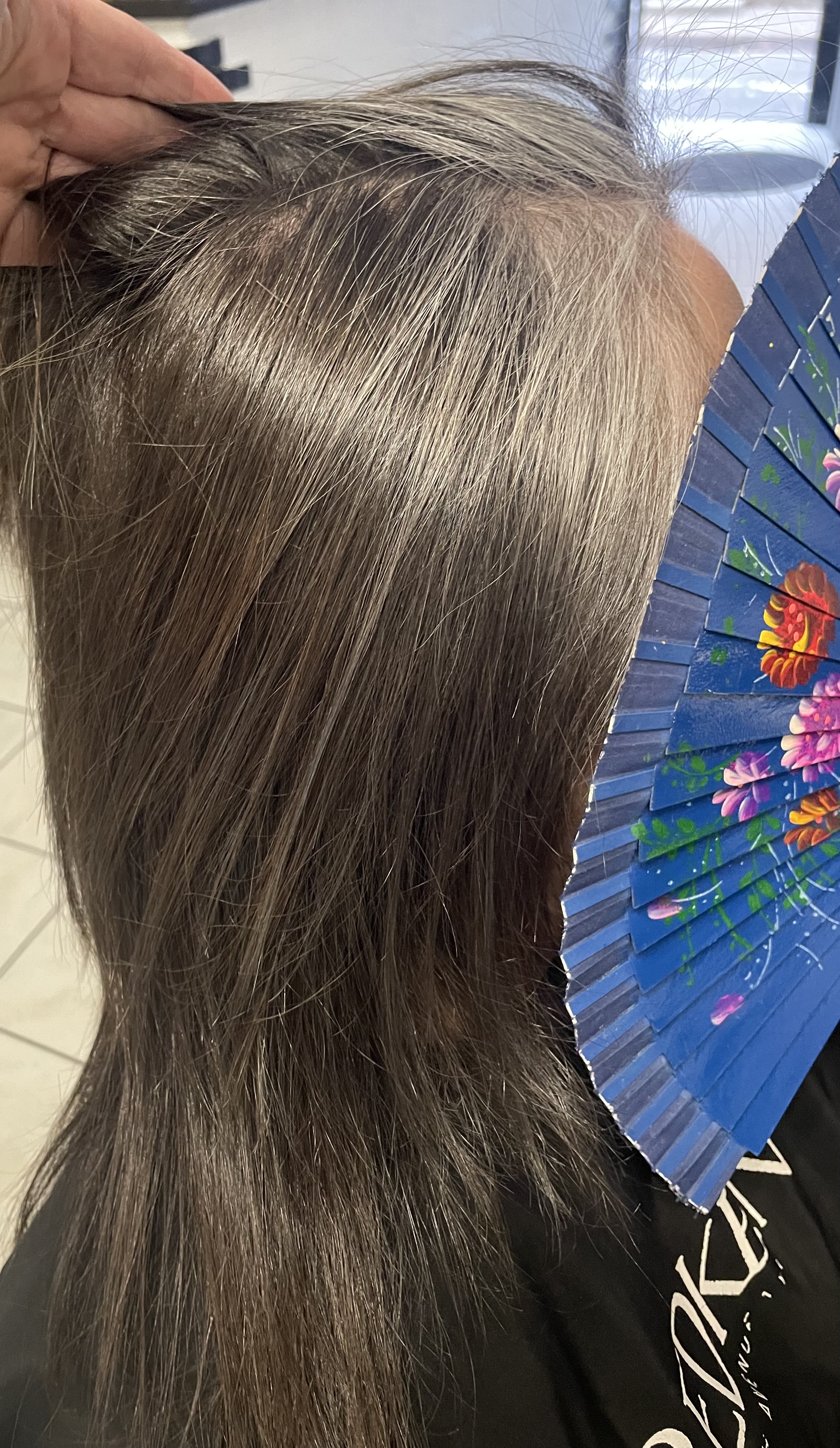 Après : couleur équilibrée qui se fond avec les cheveux blancs naturels