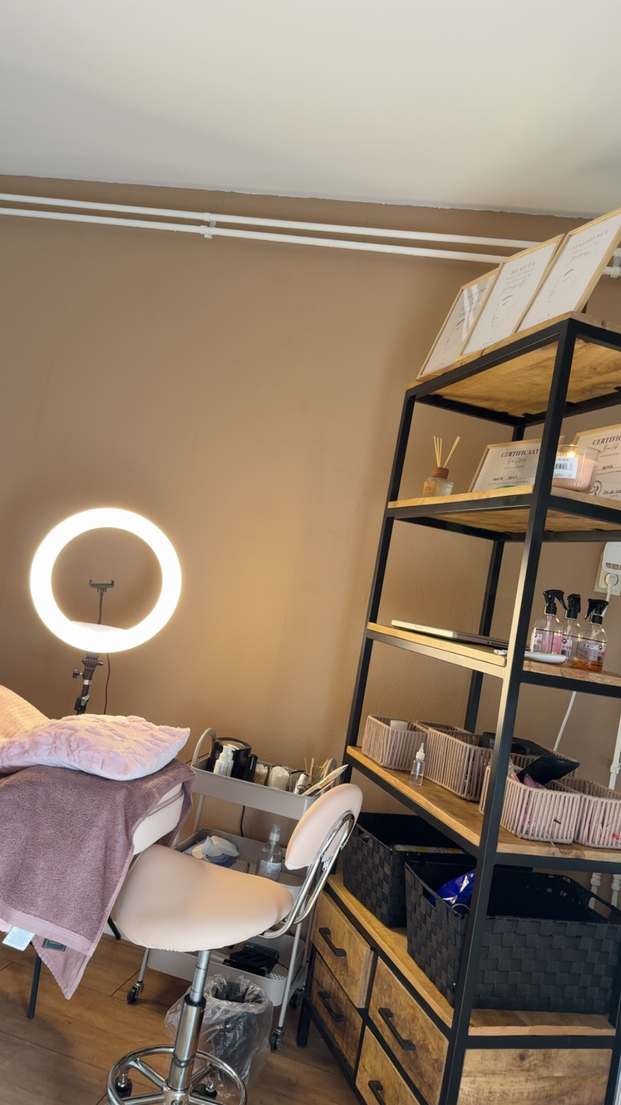 De warme behandelruimte van The Beauty Room by Nadine in Den Helder