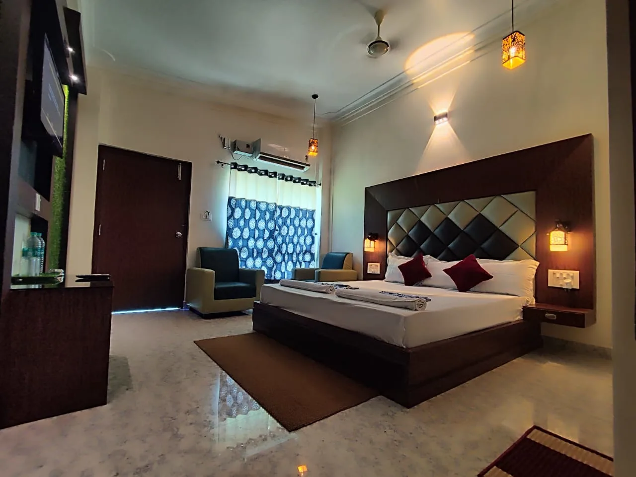 Deluxe twin occupancy ac room image 2