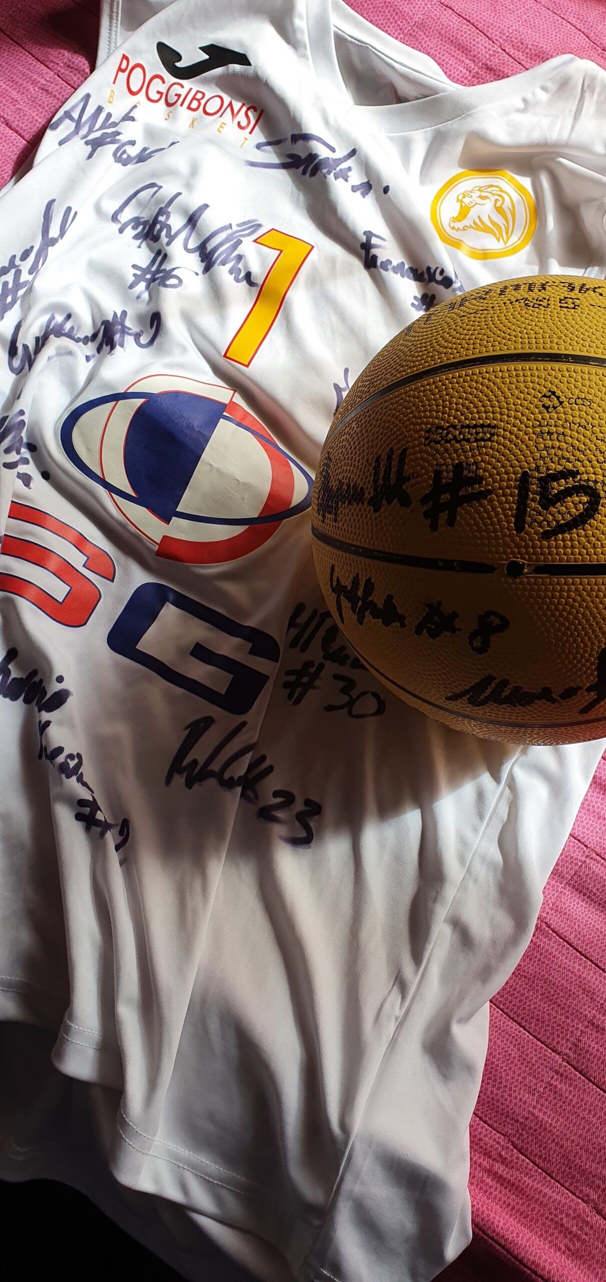 maglia e pallone Poggibonsi basket