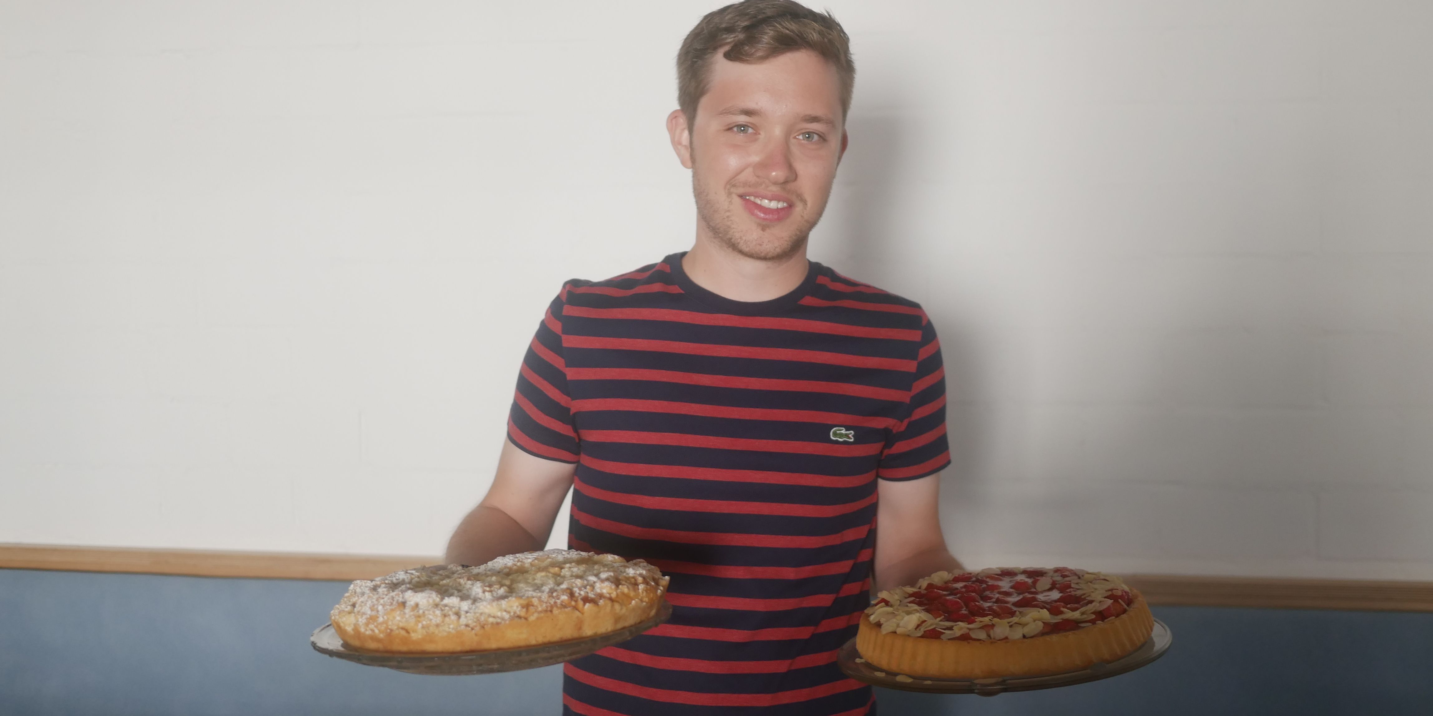 Julian CRM mit Kuchen