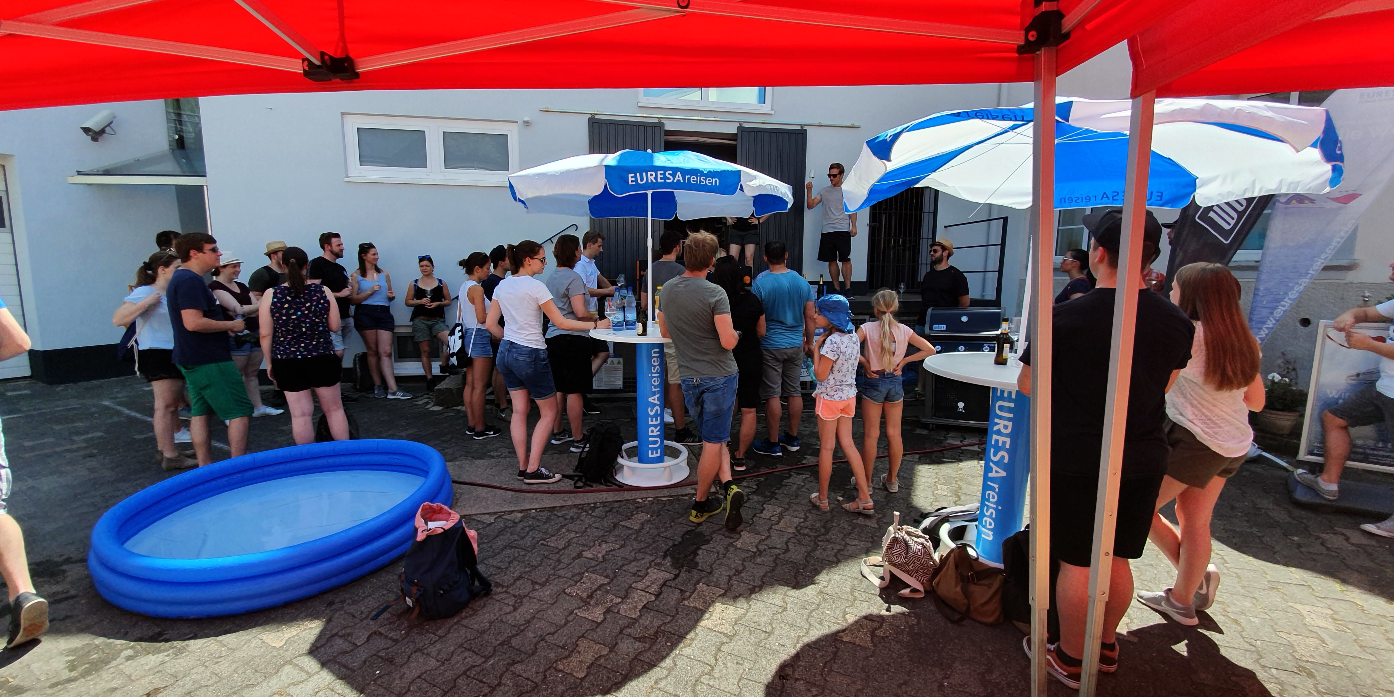 Treffen vor Weinwanderung im Hof