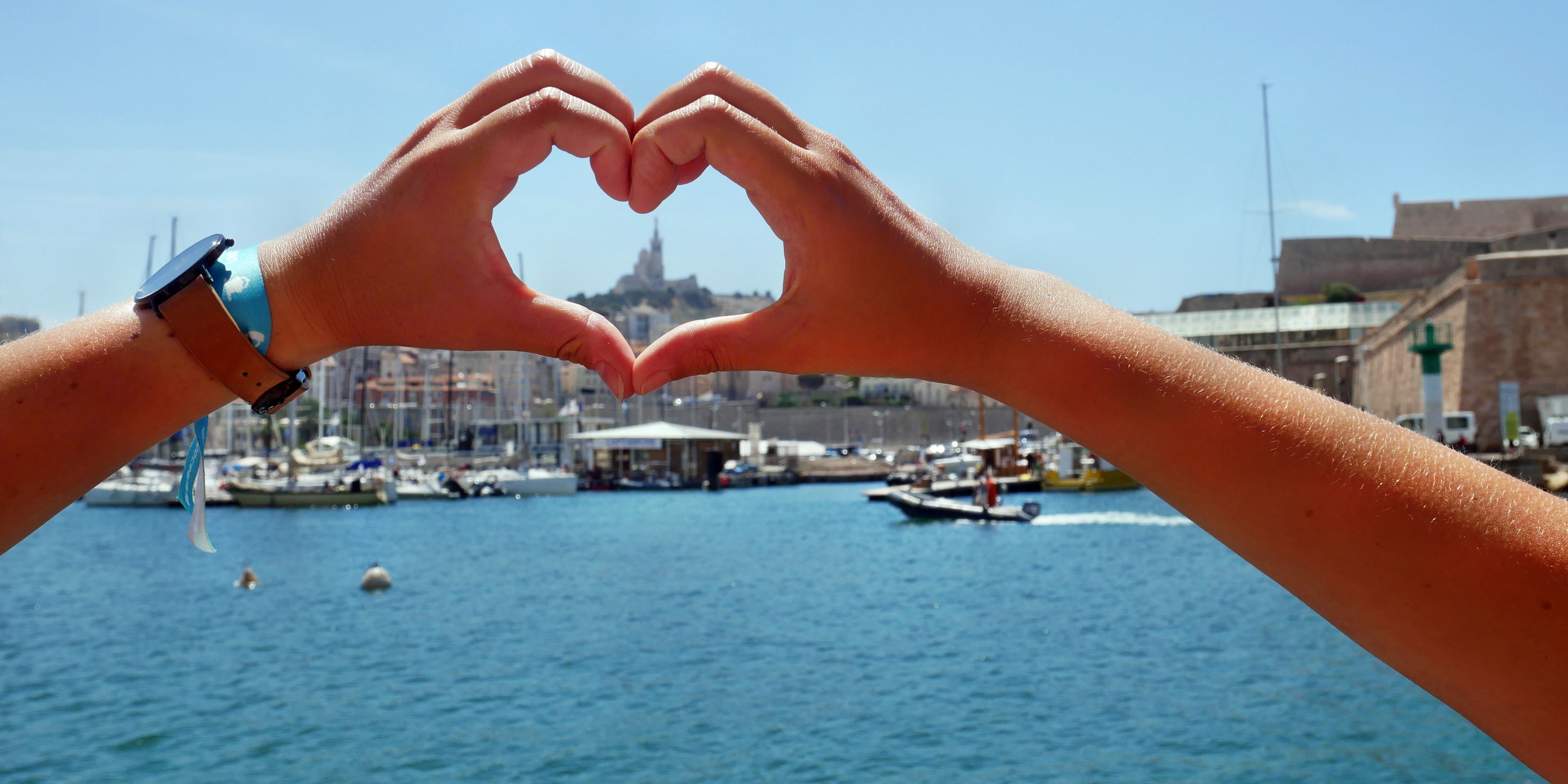 Hand-Herz im Hafen von Marseille