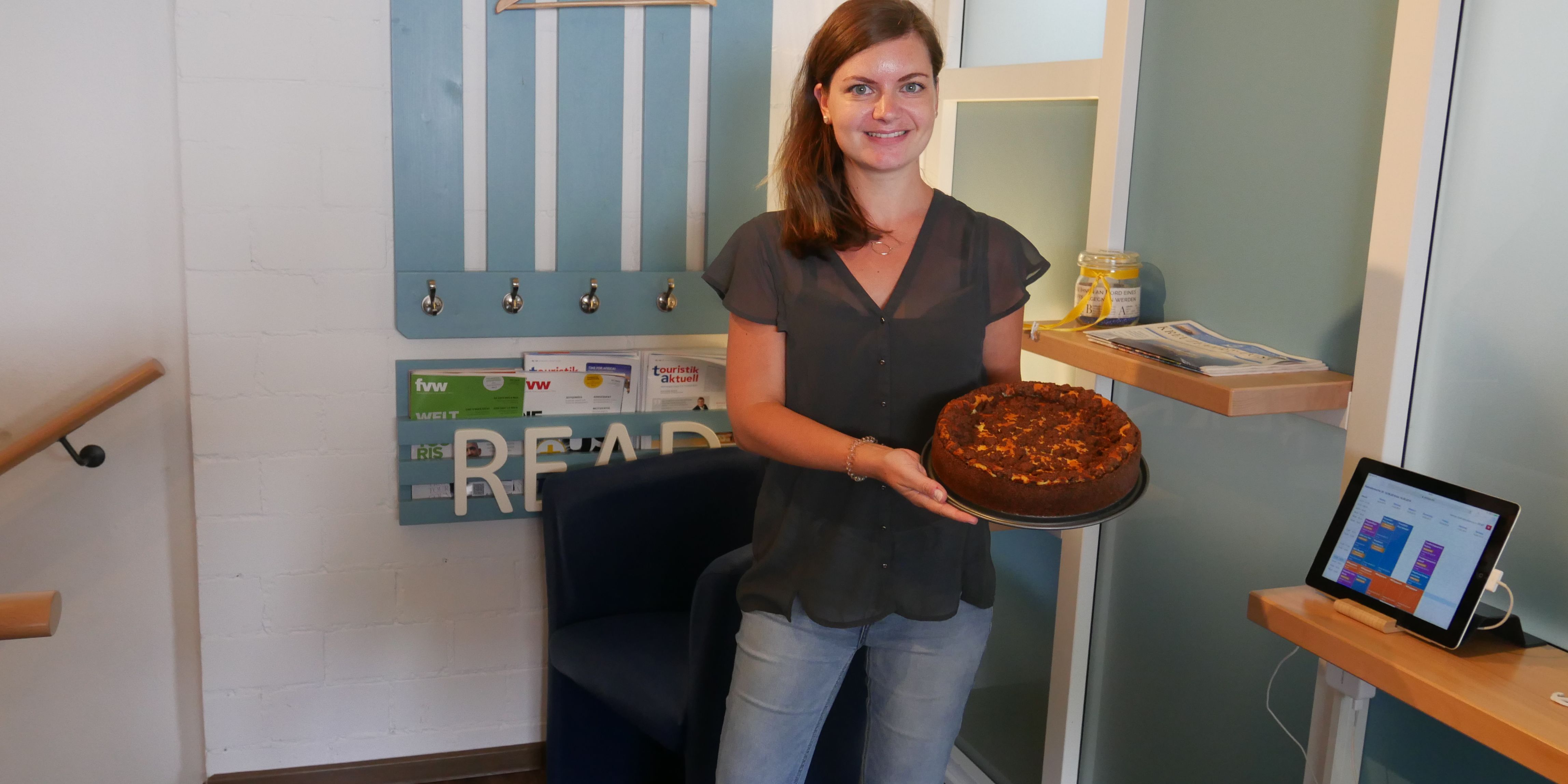 Julia mit Kuchen