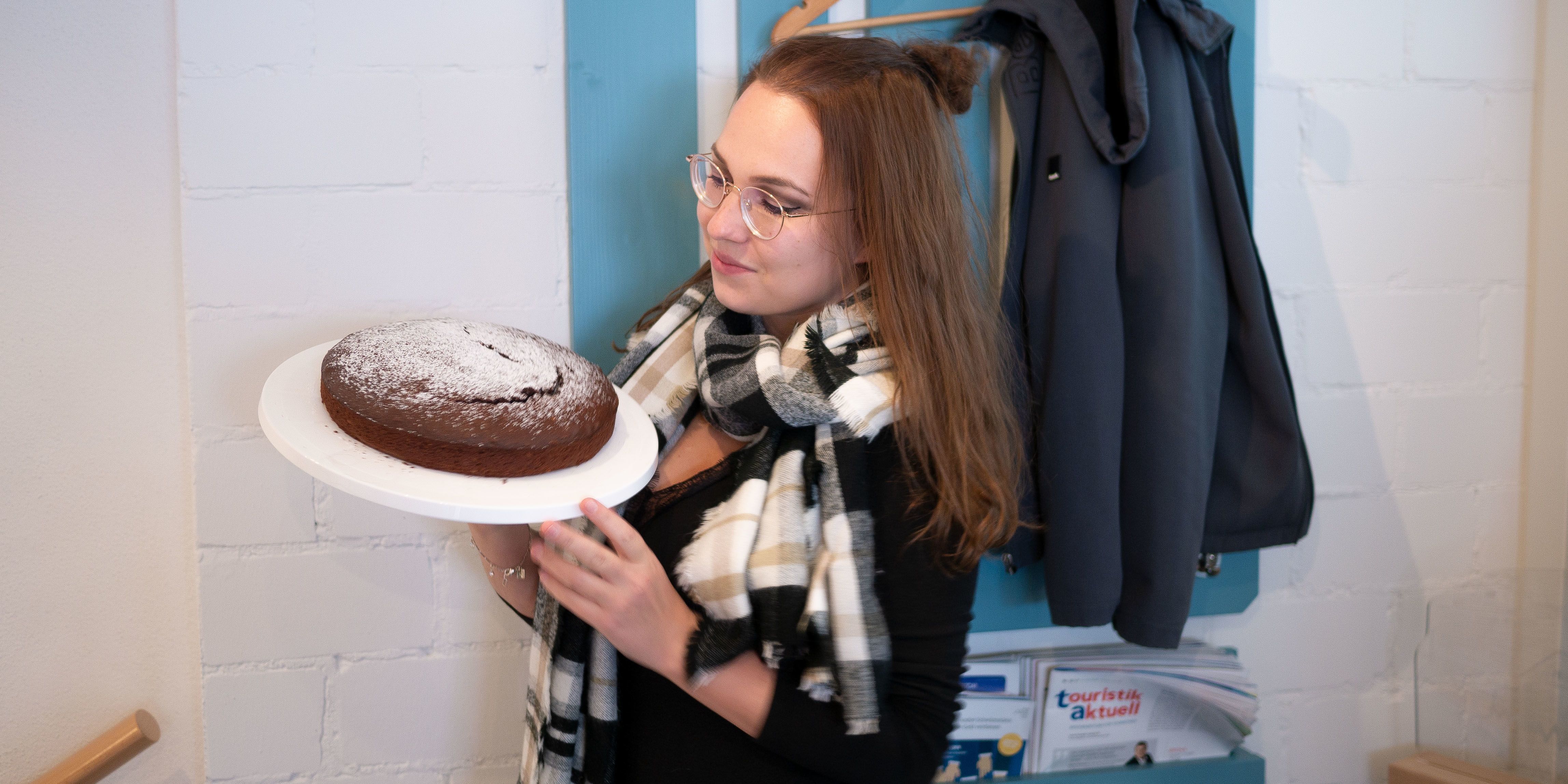 Julia mit einem Schokokuchen