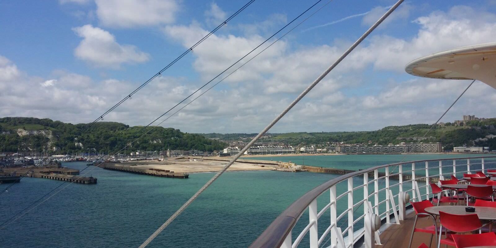 Blick von Reling eines Kreuzfahrtschiffes