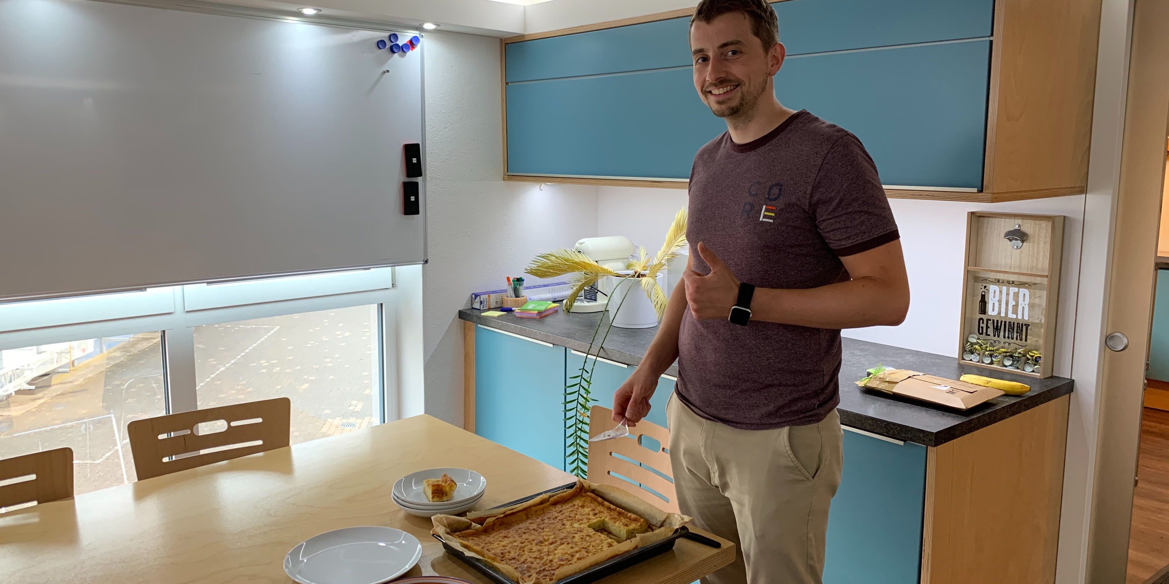 Gregor mit Apfelkuchen