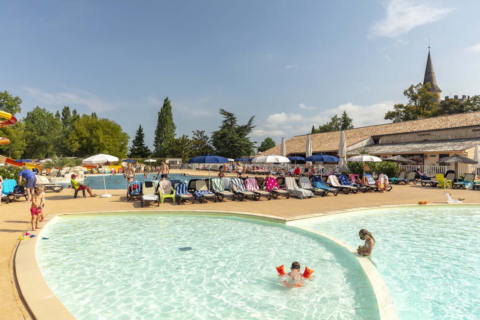 Château de Fonrives campsite, Villeréal, Dordogne, large pool complex, big waterslides
