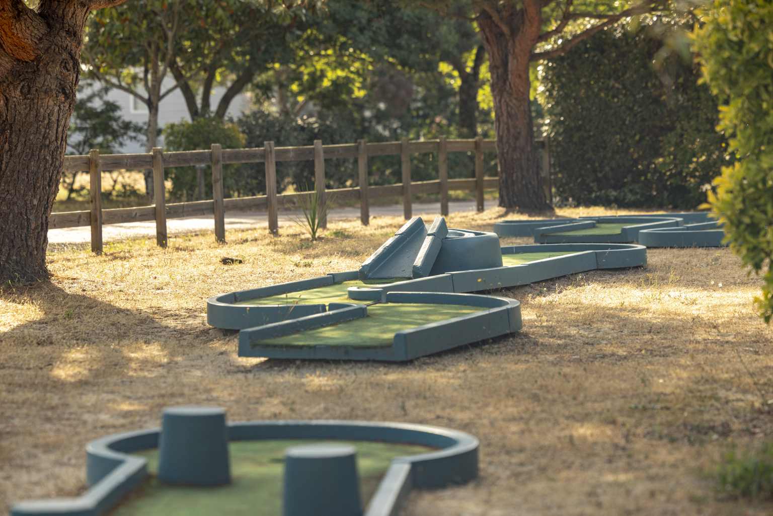 Pointe du Medoc campsite, shady mini golf course