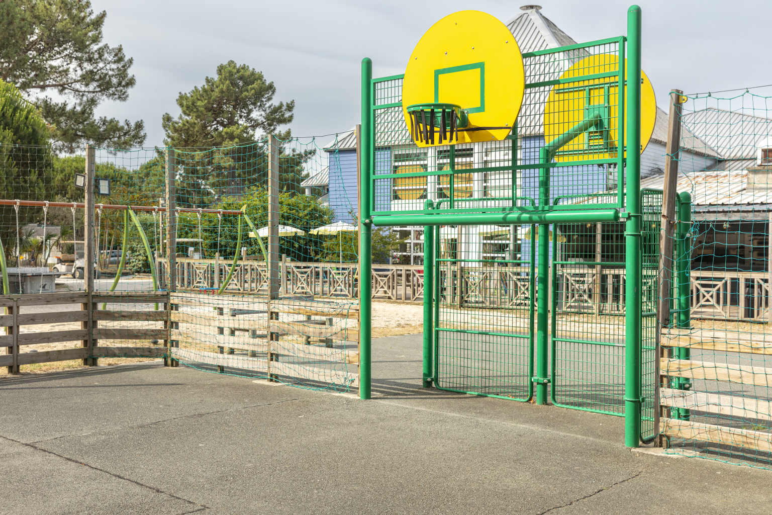 Pointe du Medoc campsite multi sports court with volleyball hoop