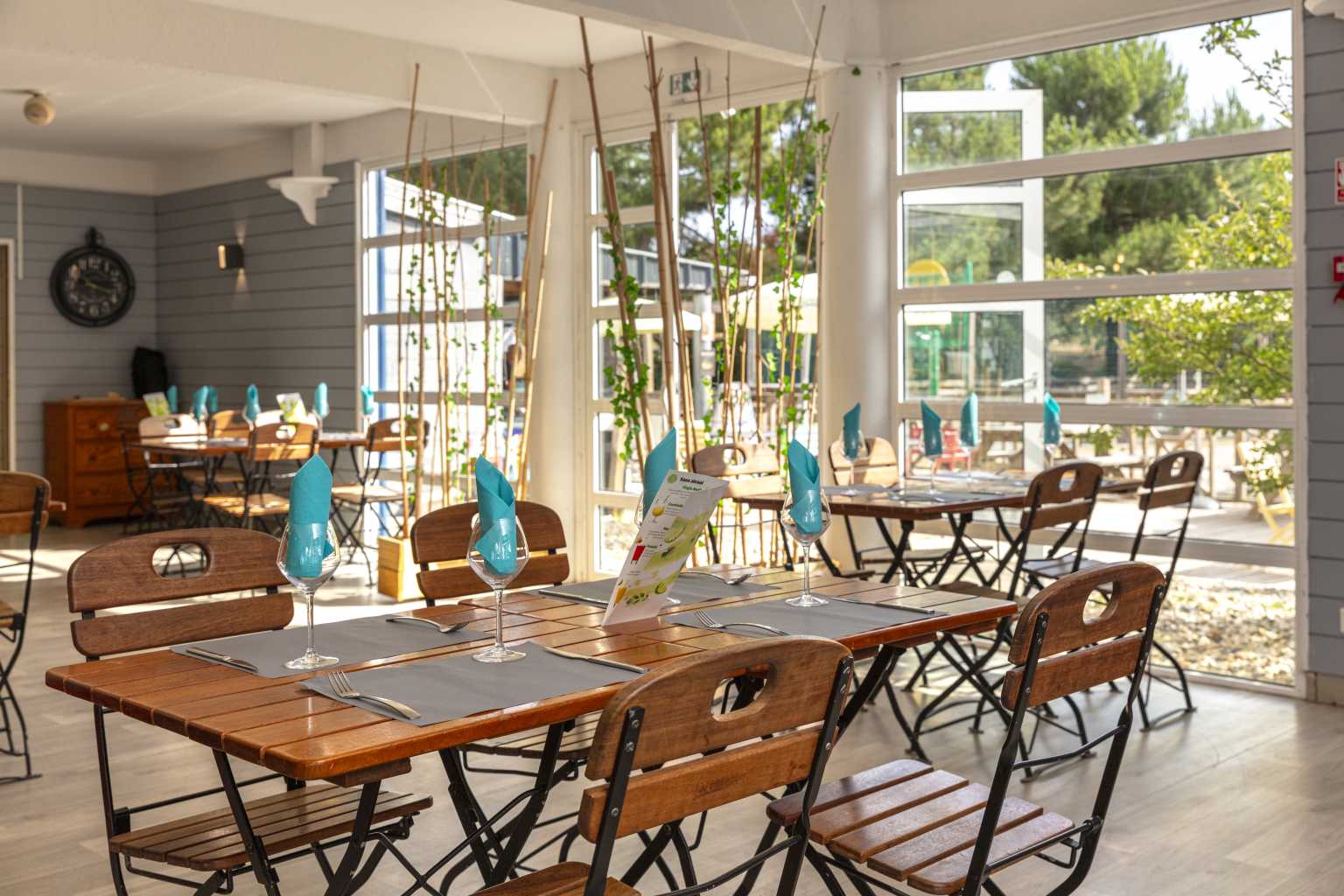 Pointe du Medoc campsite Gironde, restaurant interior tables and chairs