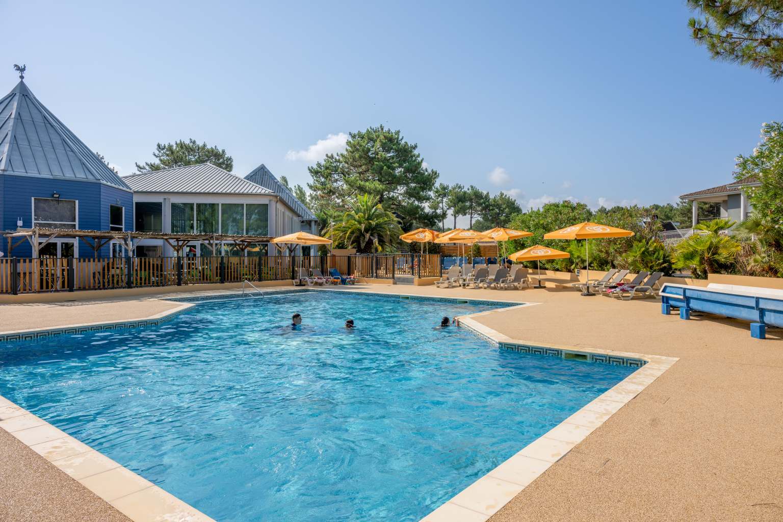 3 guests swimming in the main pool on La Pointe du Médoc