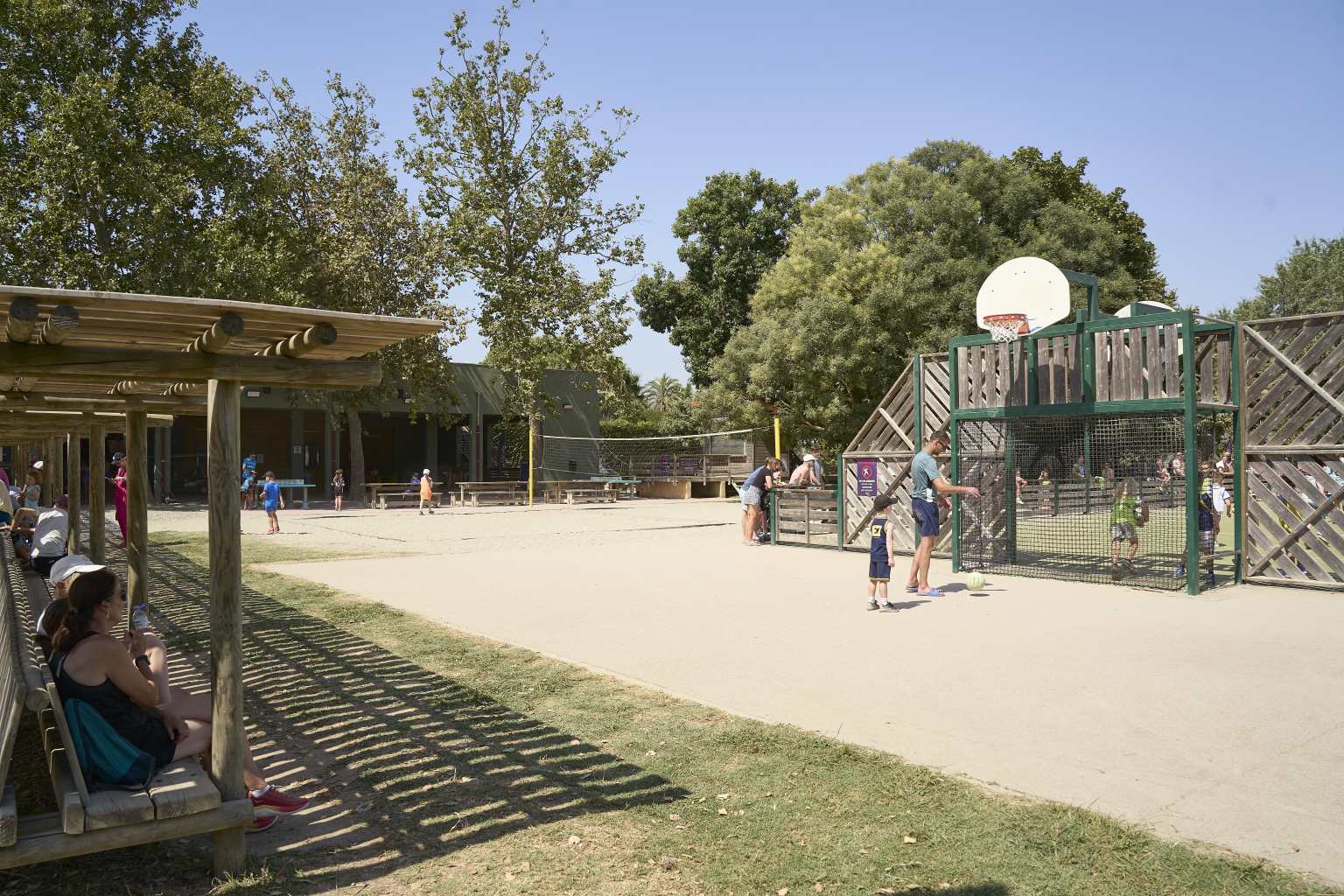 Guests enjoying the multisport pitch and the volleyball court at Hippocampe campsite in the Roussillon