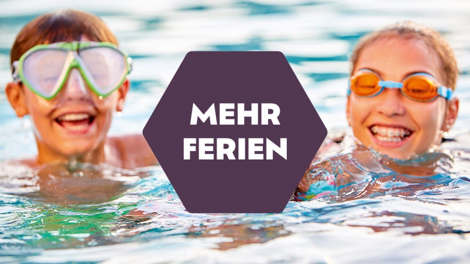 Zwei lachende Kinder in einem Pool mit einem Icon mit der Aufschrift "Mehr Urlaub"