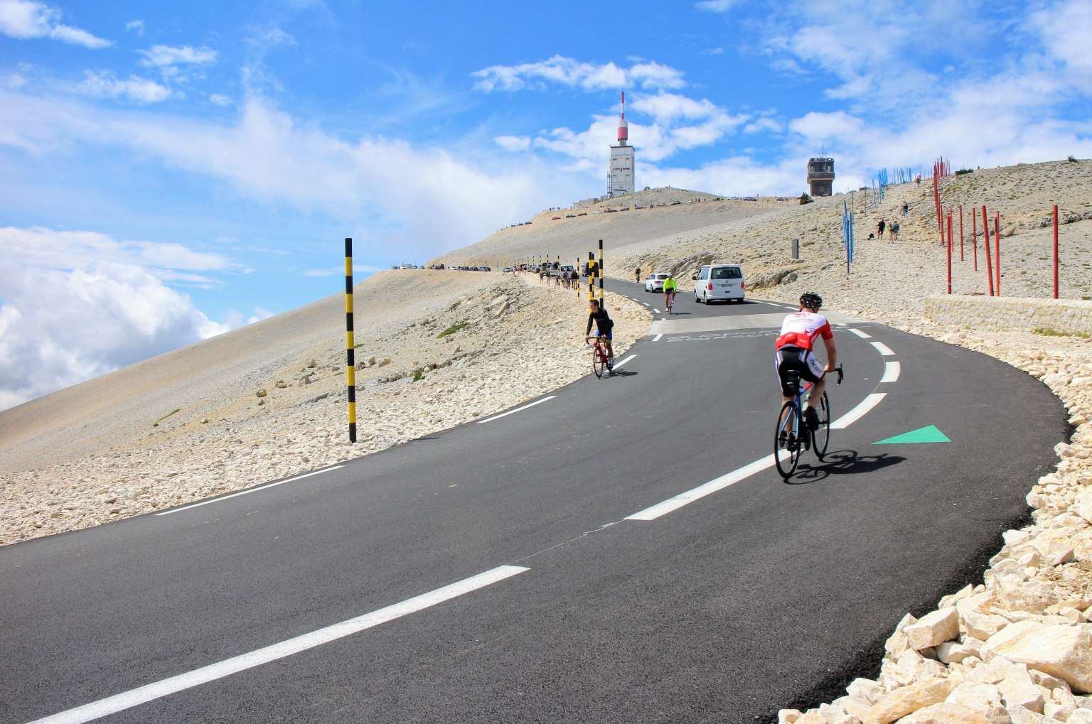 Radfahrer fahren den Mont Ventoux hinauf